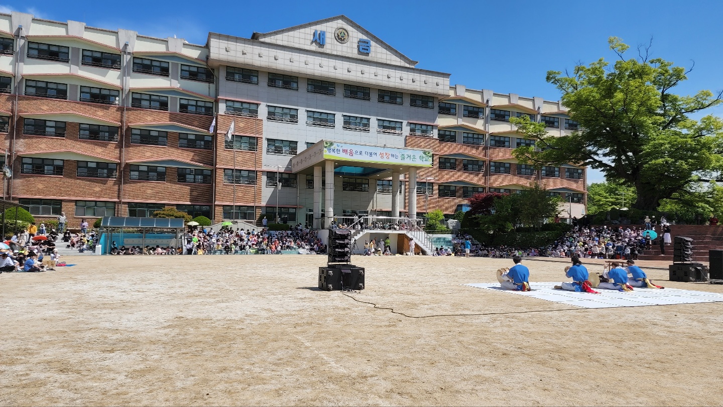 파주 새금초등학교, 사회성회복지원을 위한 문화예술공연 관람 실시3 이미지