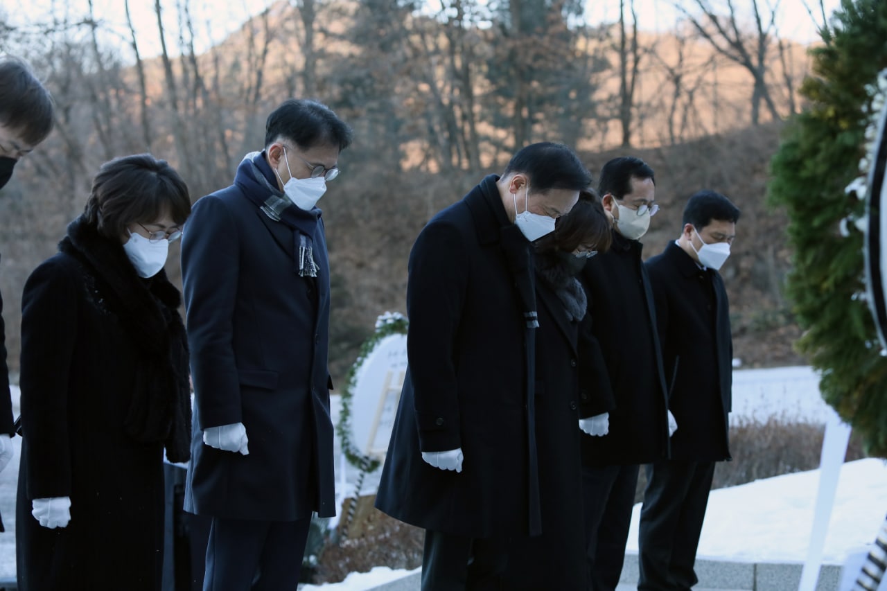 임태희 교육감, 2023년 첫 일정으로 의정부 현충탑 참배3 이미지