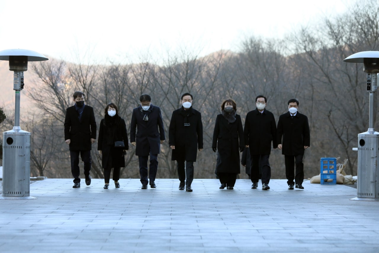 임태희 교육감, 2023년 첫 일정으로 의정부 현충탑 참배1 이미지