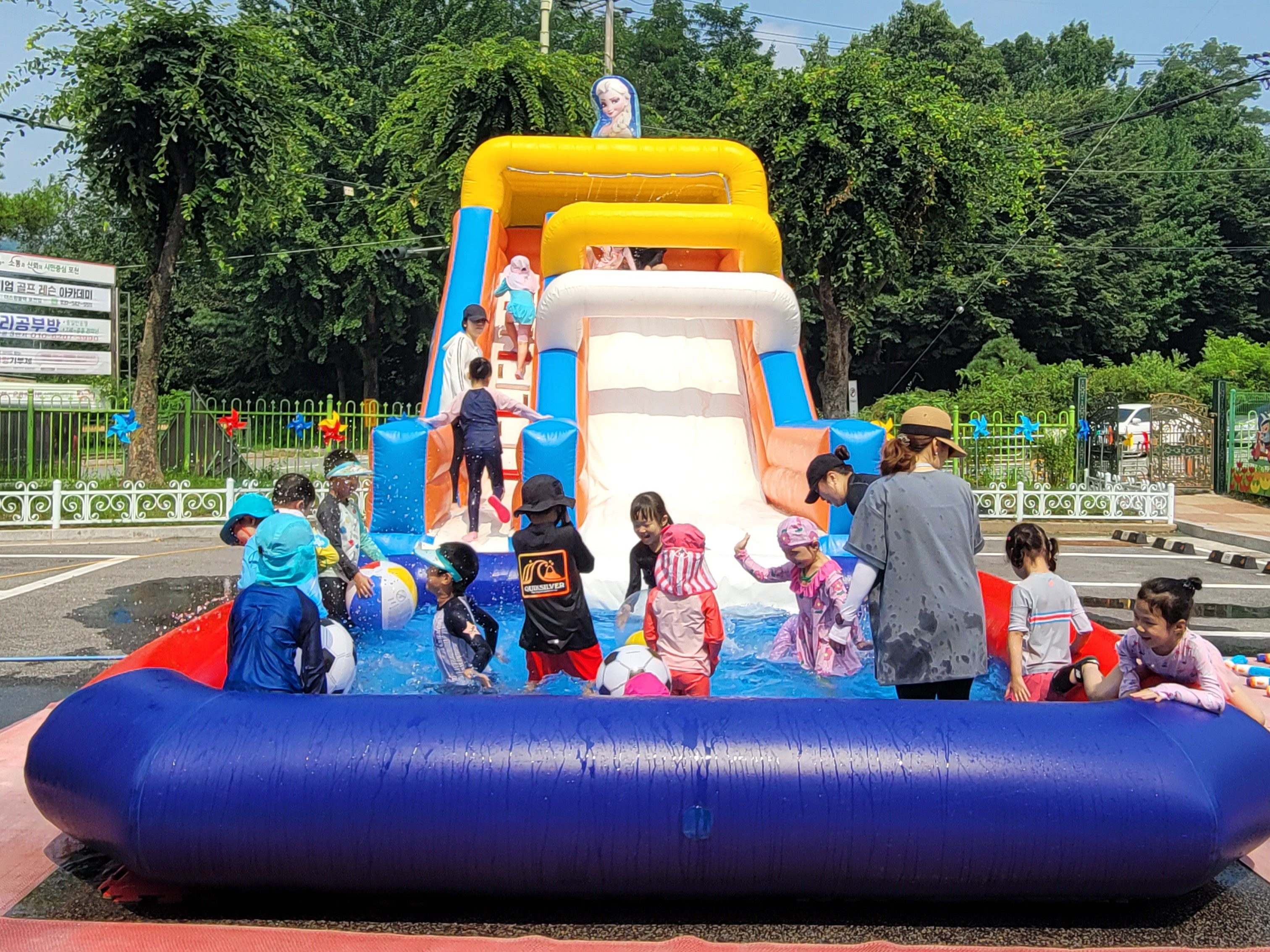 포천 추산유치원 원내 물놀이 체험4 이미지