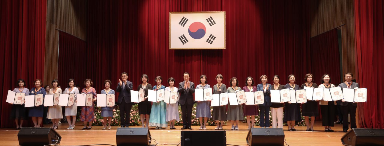 임태희 교육감, 퇴직 교원 훈포장 및 표창장 전수 “경기교육 위해 애써주신 분들, 감사와 존경”3 이미지