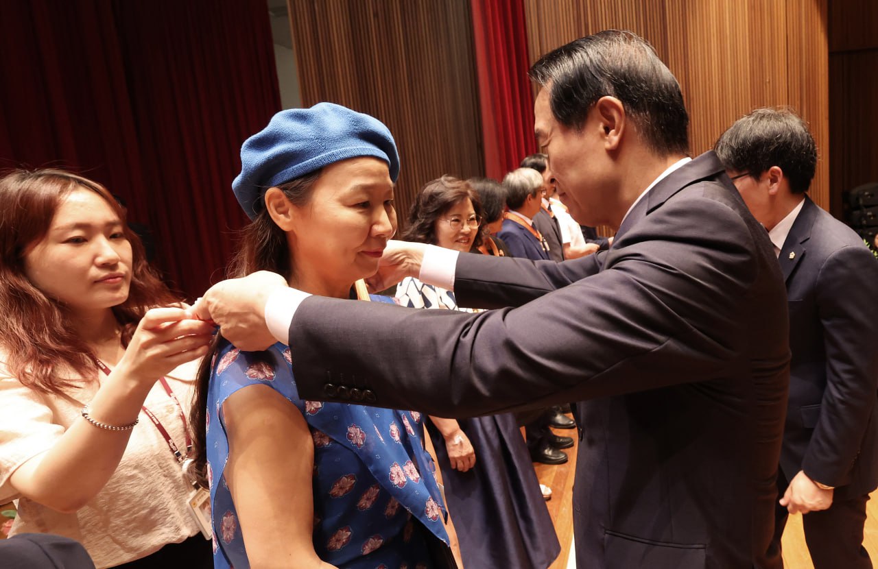 임태희 교육감, 퇴직 교원 훈포장 및 표창장 전수 “경기교육 위해 애써주신 분들, 감사와 존경”1 이미지