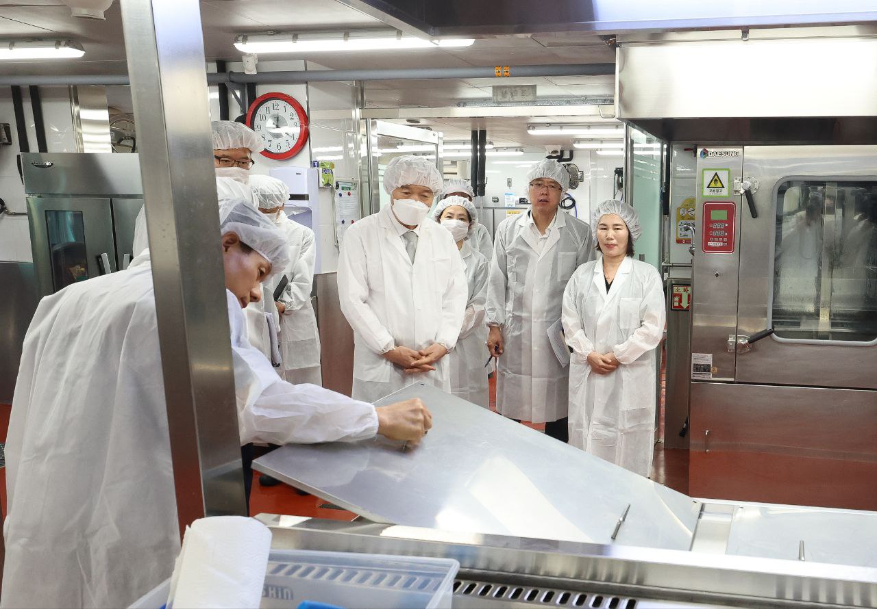 경기도교육청, 학교급식 정원 증원 직원 건강 지키고 근무환경 개선1 이미지