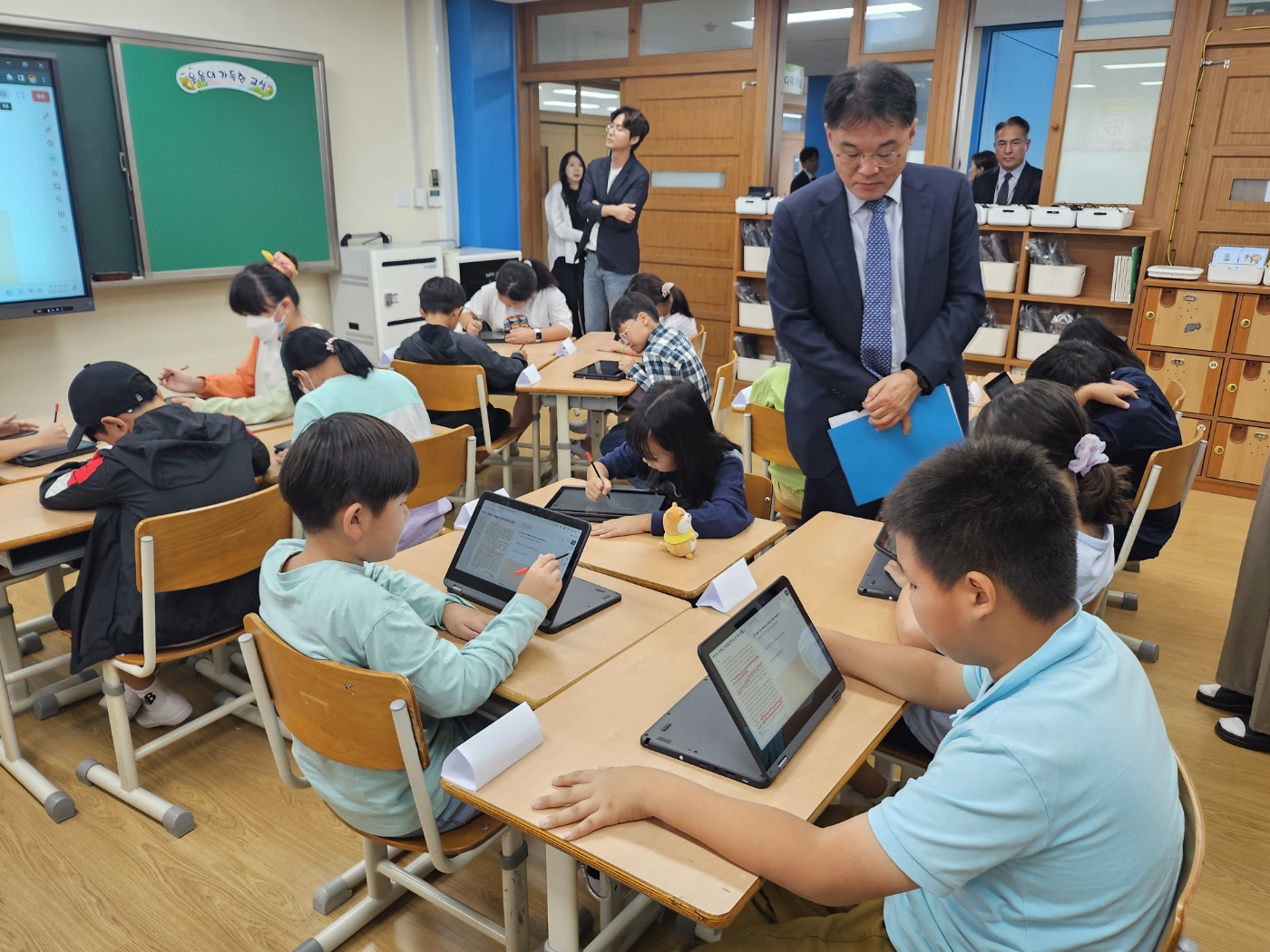 교실에서 펼쳐지는 AI 기반 학생 맞춤형 교육2 이미지