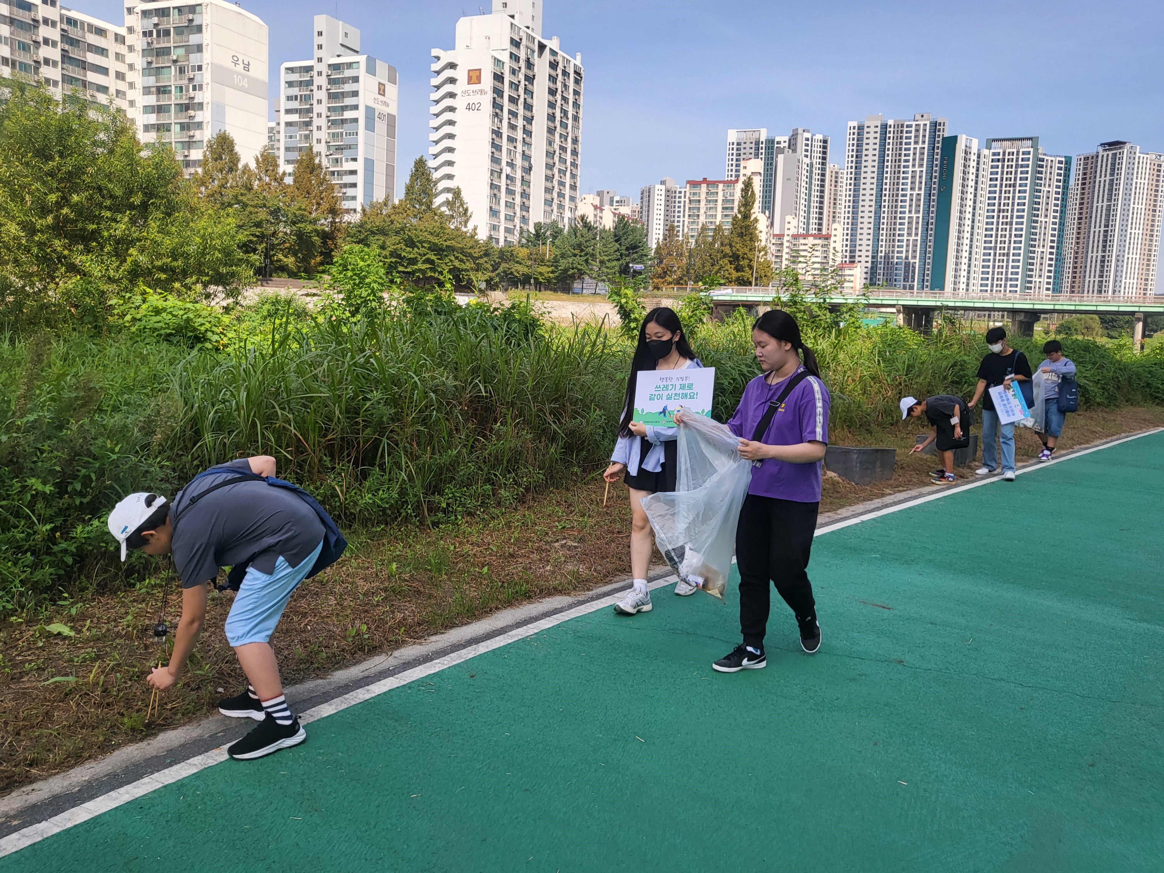 의정부교육지원청, 초·중 학생 '선후배가 함께 줍깅' 환경보호 캠페인 개최2 이미지