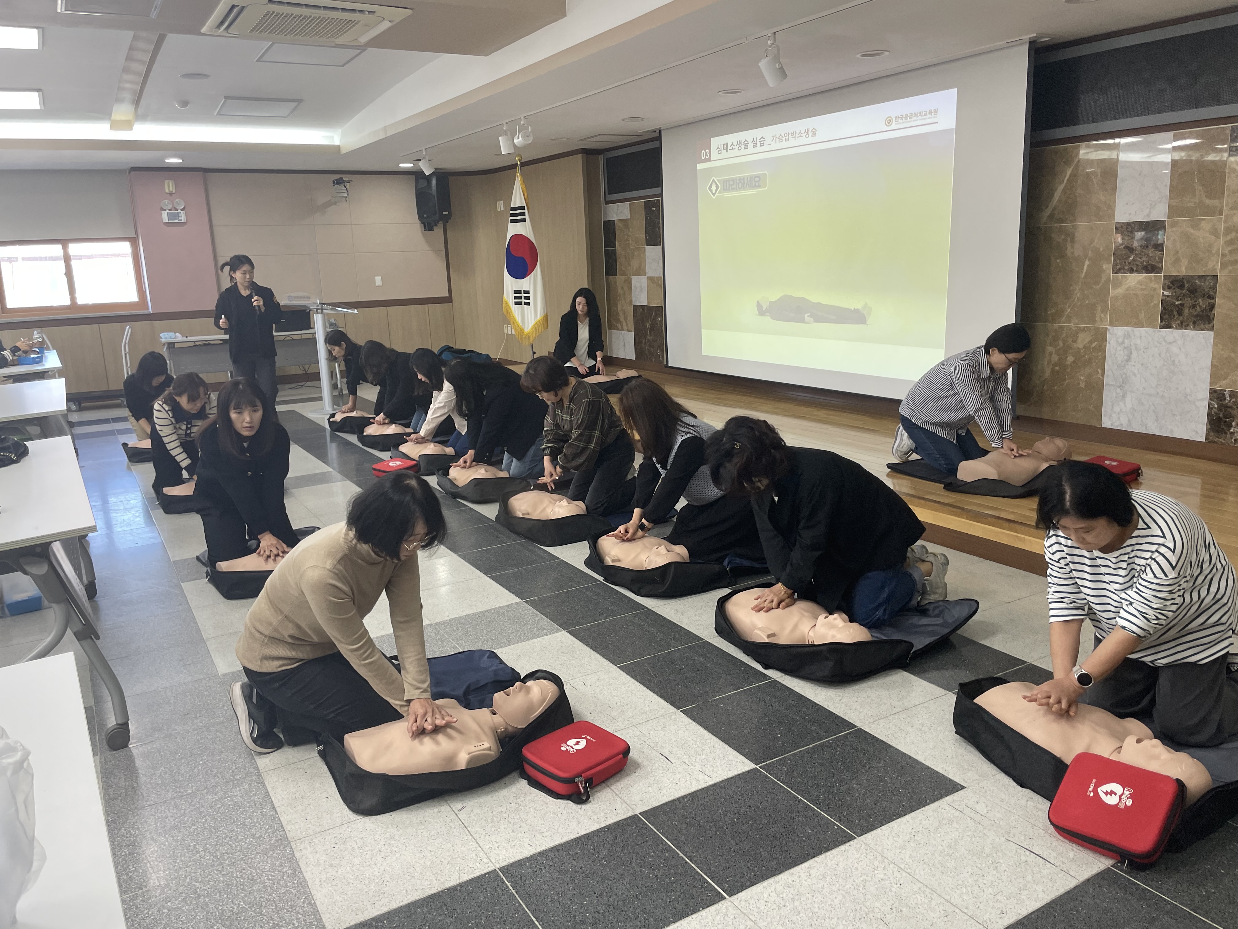 의정부교육지원청, 초등보육전담사 응급처치 및 심폐소생술 연수로 위기대응 역량 강화2 이미지