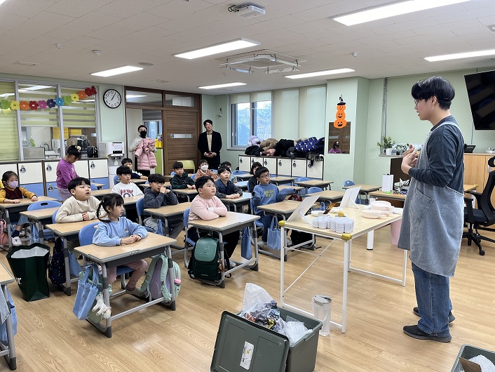 평택교육지원청, 초등돌봄교실에서 부모와 함께 신나는 도자기, 향수만들기 체험을 즐겨요!1 이미지
