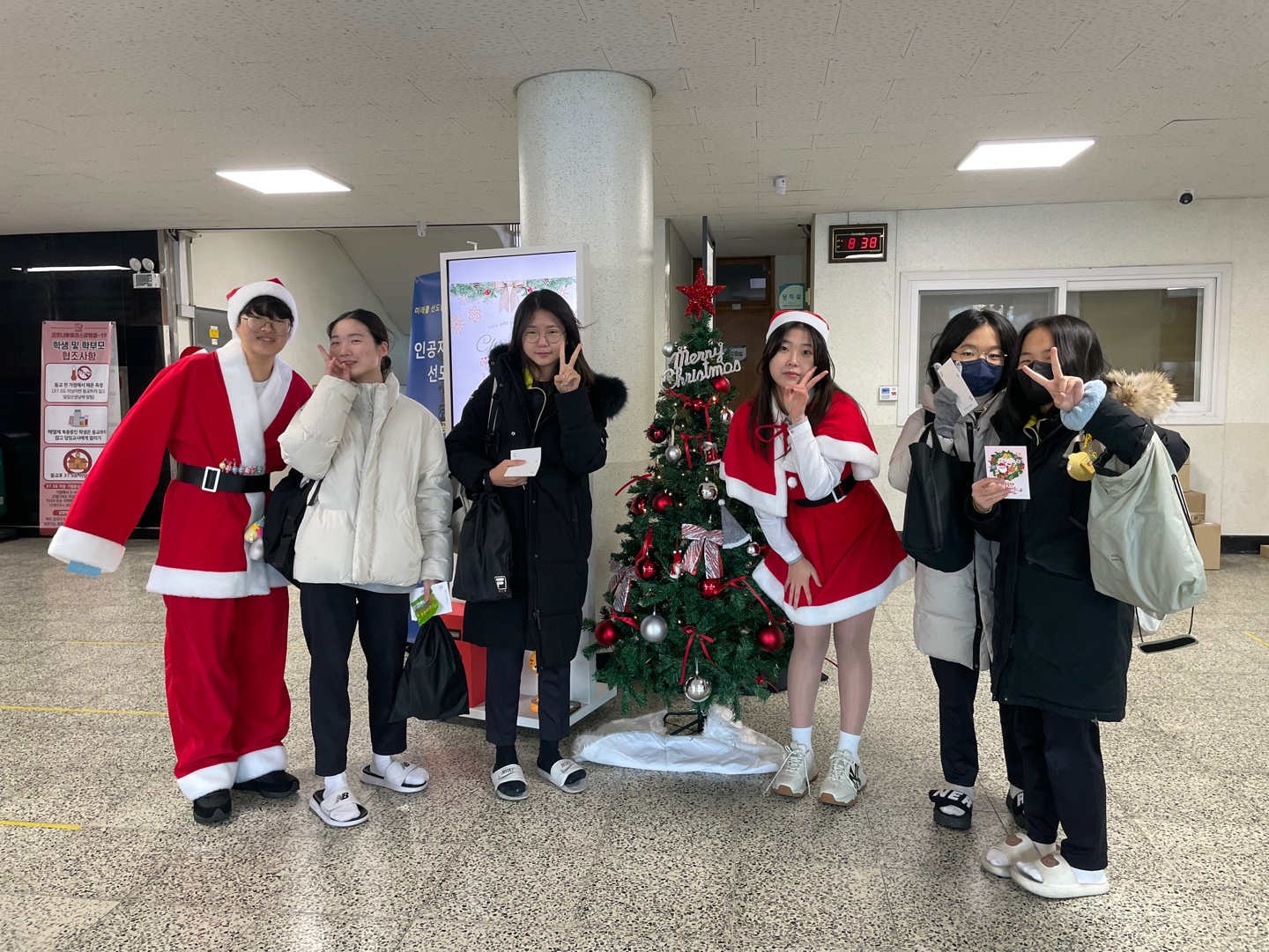 영일중학교, 학생자치회와 함께하는 크리스마스 친구 사랑 아침맞이 행사 열려2 이미지