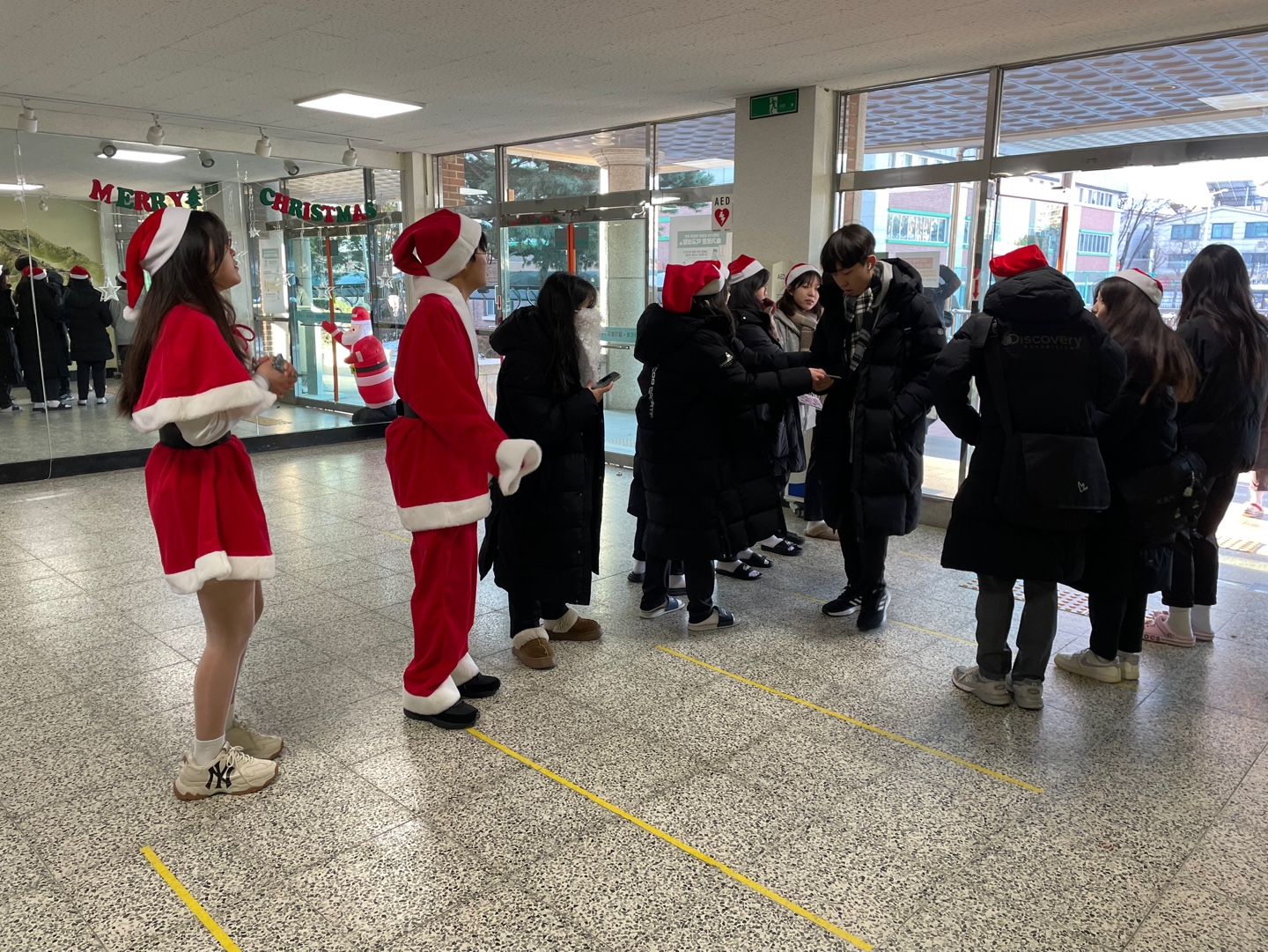 영일중학교, 학생자치회와 함께하는 크리스마스 친구 사랑 아침맞이 행사 열려3 이미지