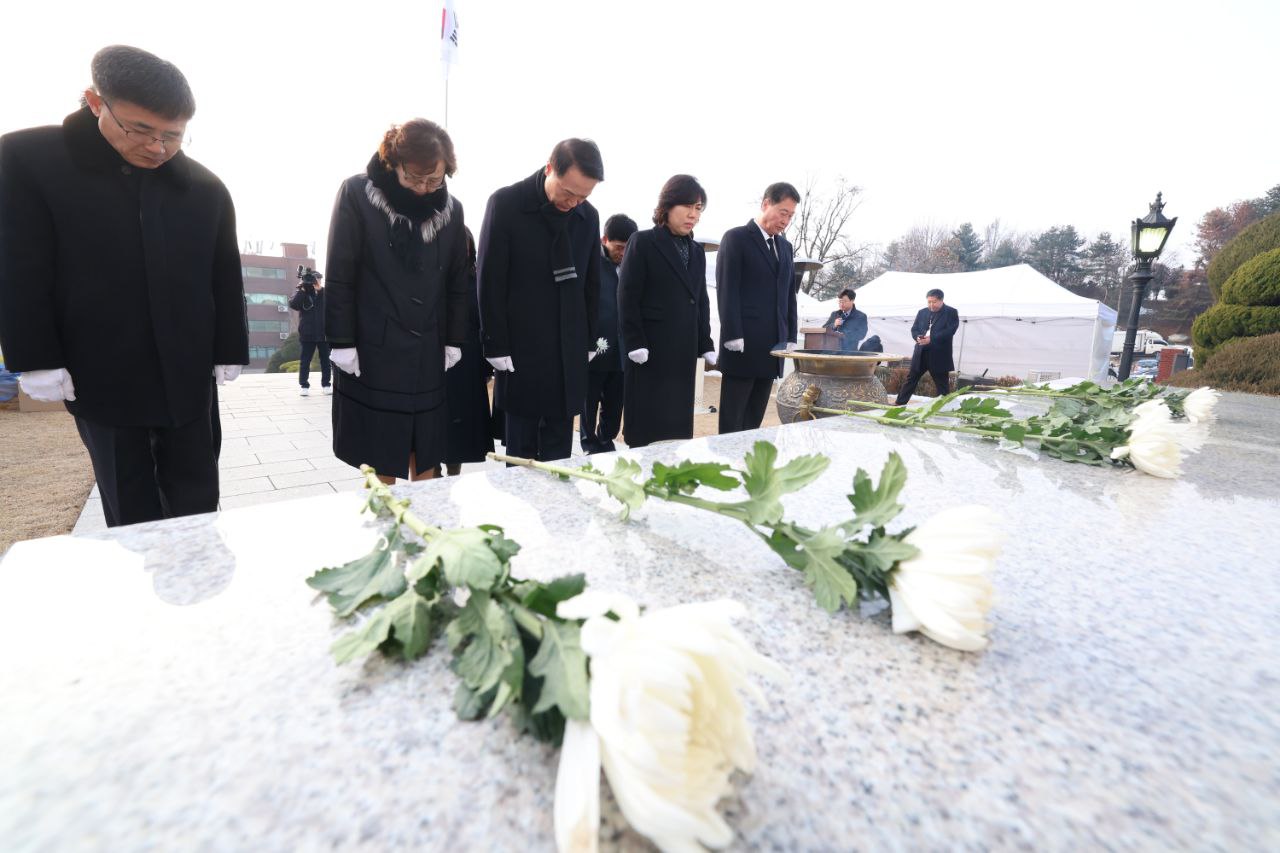 임태희 교육감, 2024년 첫 공식 일정 시작 성남시 현충탑 찾아 참배1 이미지
