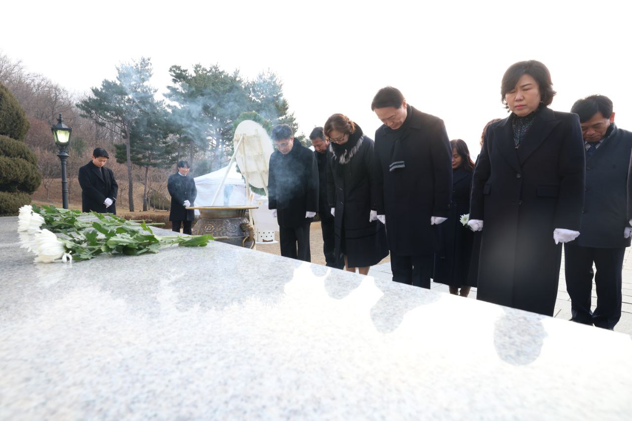 임태희 교육감, 2024년 첫 공식 일정 시작 성남시 현충탑 찾아 참배5 이미지