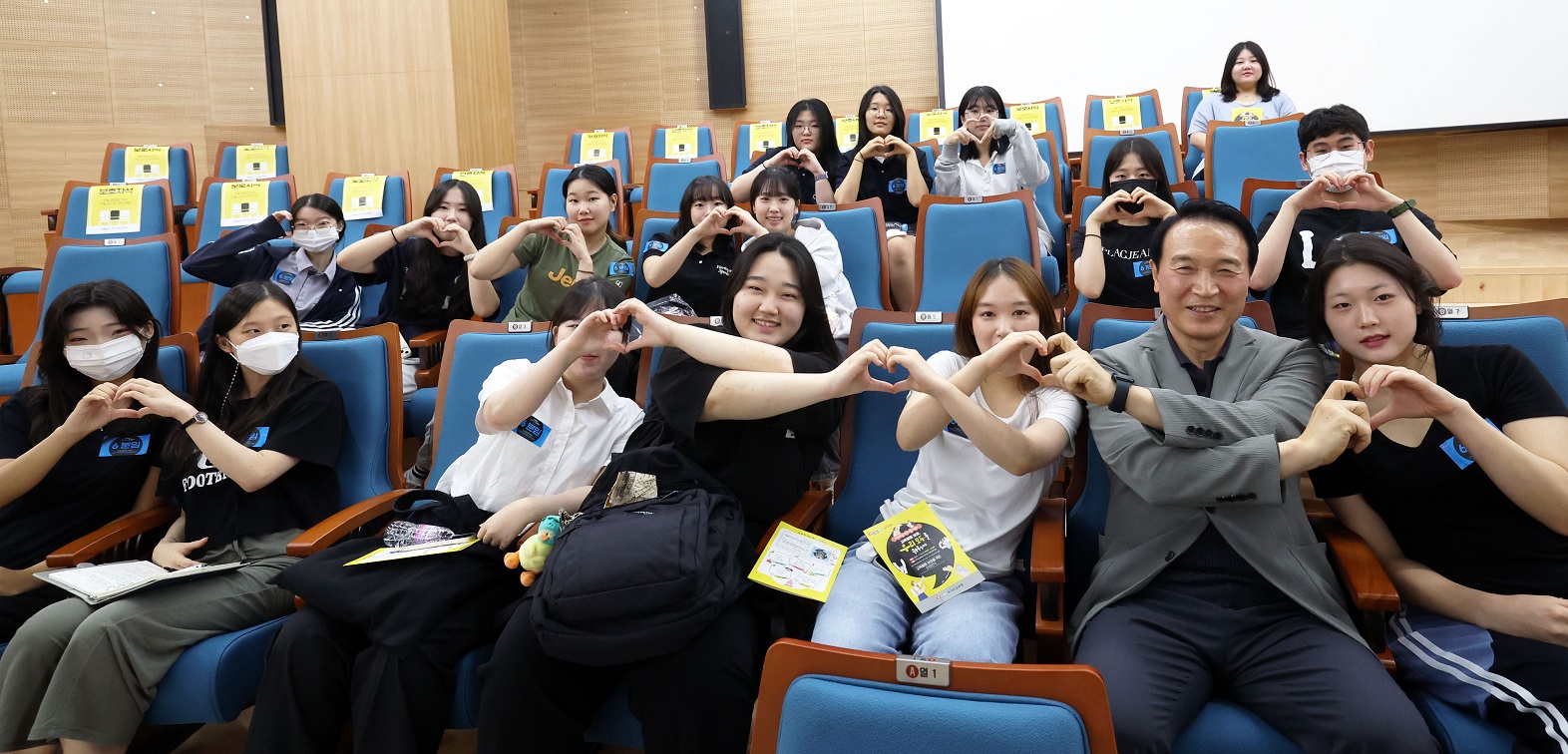 경기 중고교생 10명 중 8명 “현재 학교생활에 만족”3 이미지