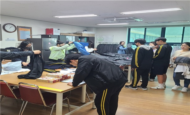 경기도교육청,   교복 물려주기로 경제적 부담 줄이고 나눔 문화 확산1 이미지