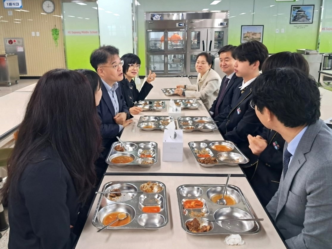 경기도교육청, 자율선택급식 실천학교 현장 방문  건강한 학교급식 문화를 위한 소통과 지원에 힘쓴다2 이미지
