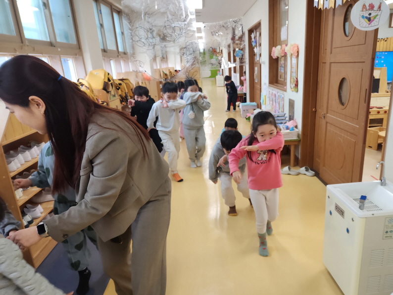 의정부 송양유치원,   안전한 유치원 문화 조성을 위한 ‘ 안전의 달 ’ 운영2 이미지