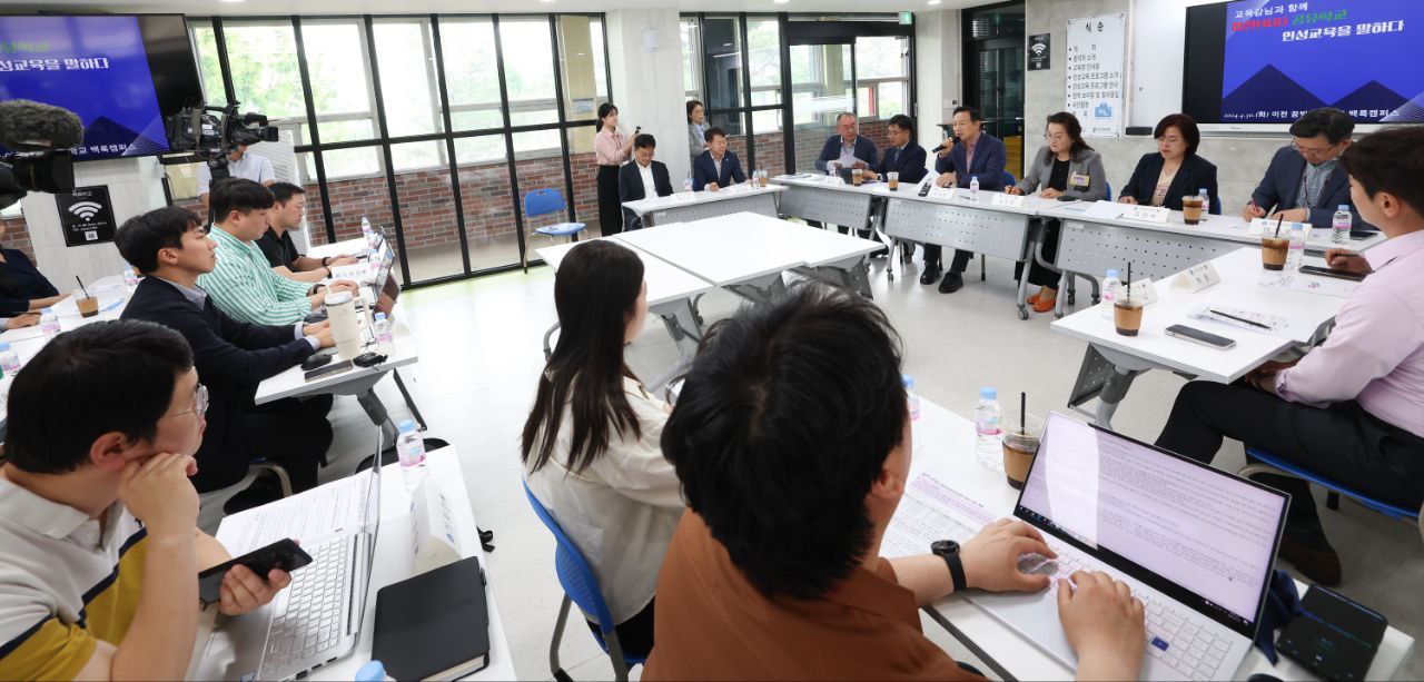 임태희 교육감, “이천 허그(HUG) 공유학교, 학생 인성교육 운영의 좋은 모델 될 것”6 이미지