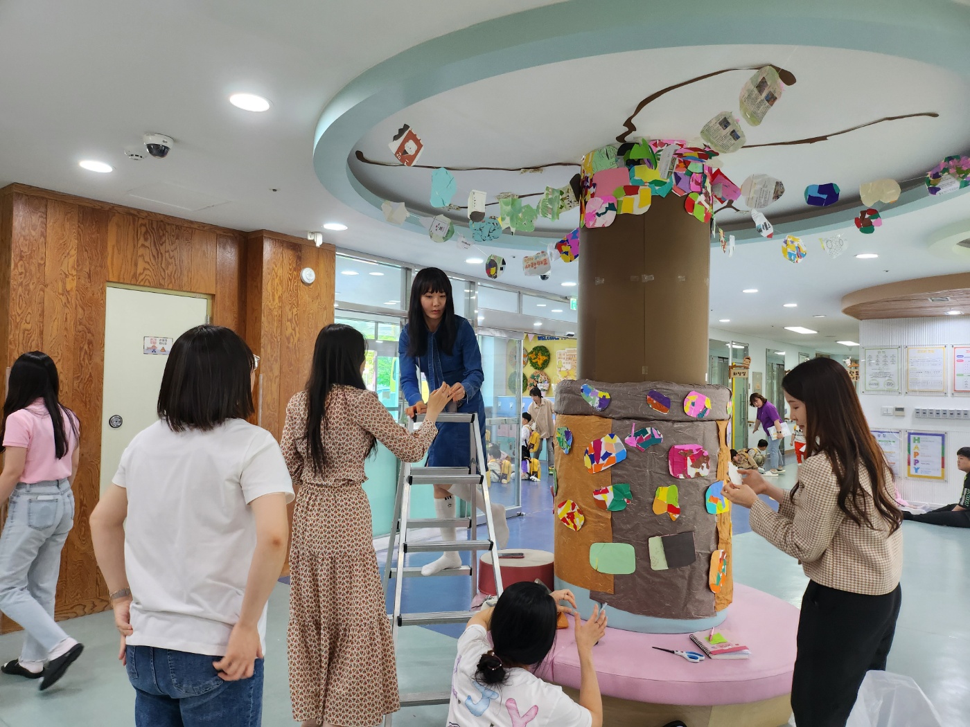 의정부 송양유치원, 자투리 종이가 설치미술로 재탄생하다1 이미지