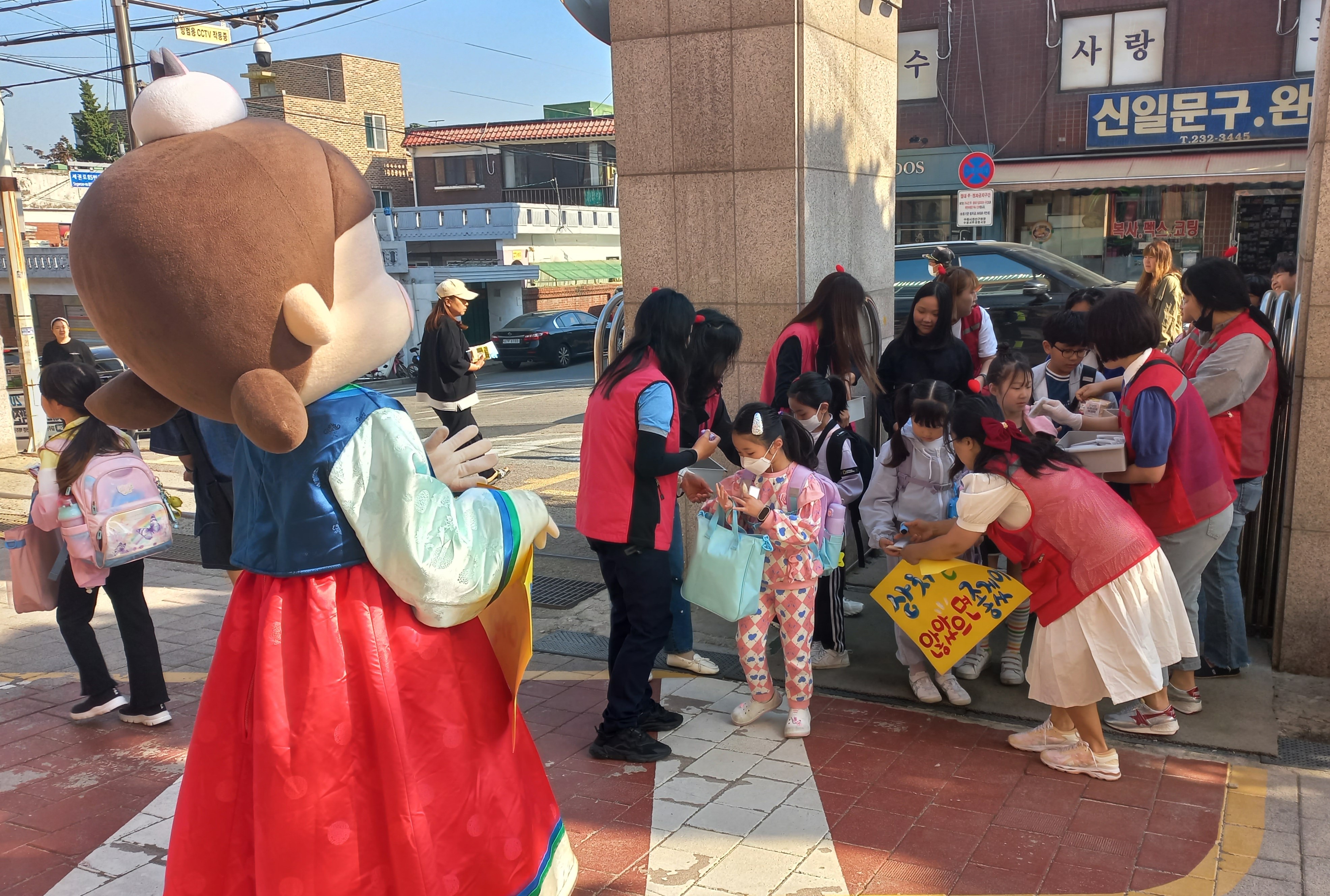 수원신곡초, 어린이날과 운동회 기념해 학부모회 주관 등교맞이 행사 개최3 이미지