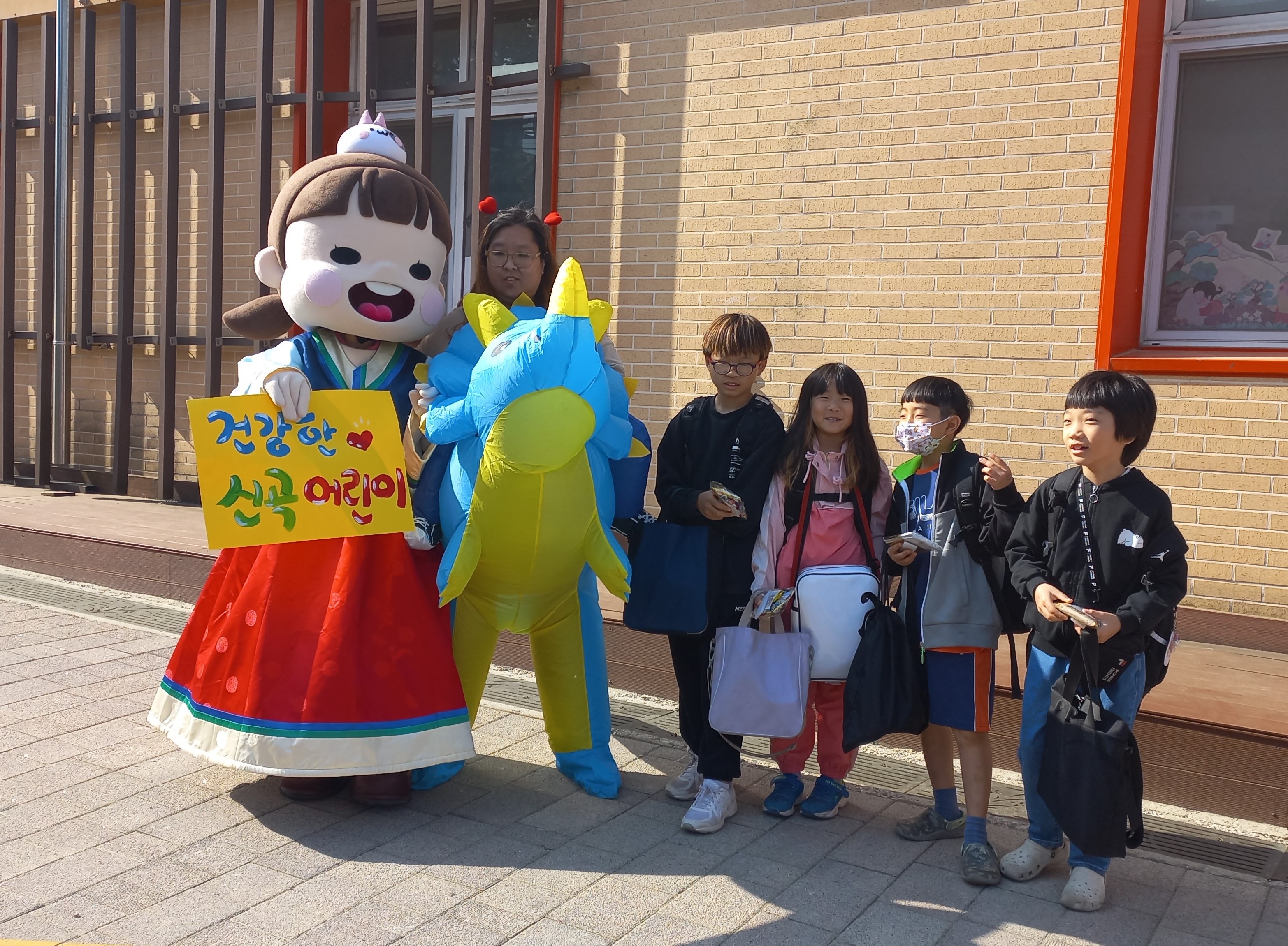 수원신곡초, 어린이날과 운동회 기념해 학부모회 주관 등교맞이 행사 개최2 이미지