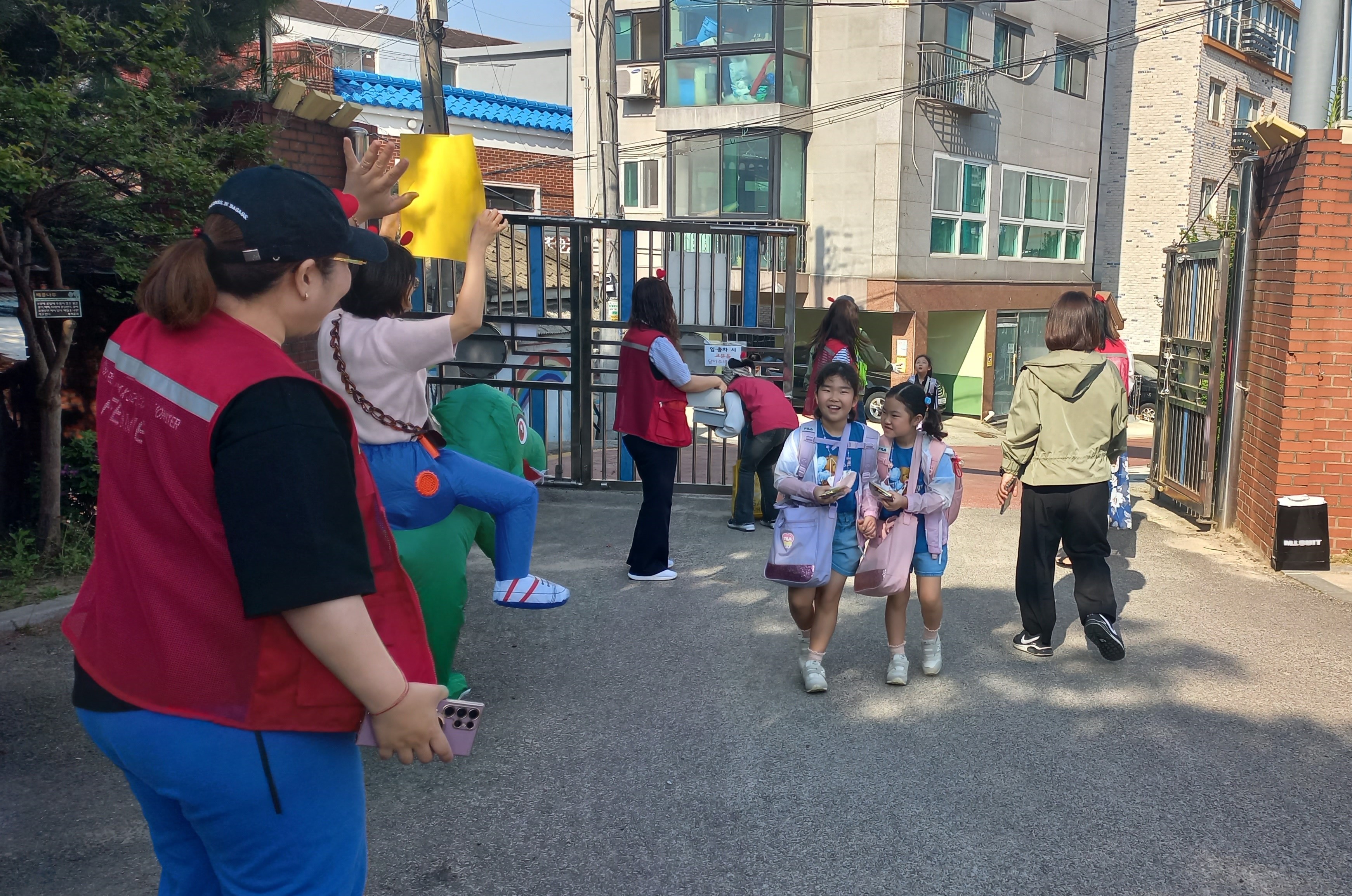 수원신곡초, 어린이날과 운동회 기념해 학부모회 주관 등교맞이 행사 개최1 이미지