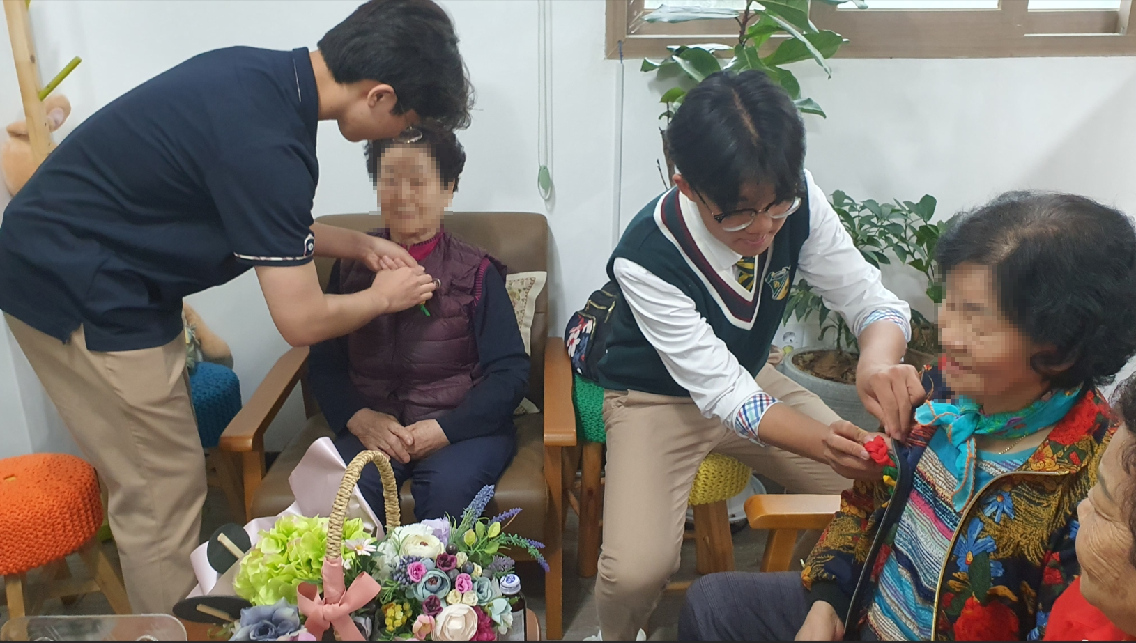 의정부 상우고등학교,   지역사회 어르신들께 탄소중립 카네이션 증정3 이미지