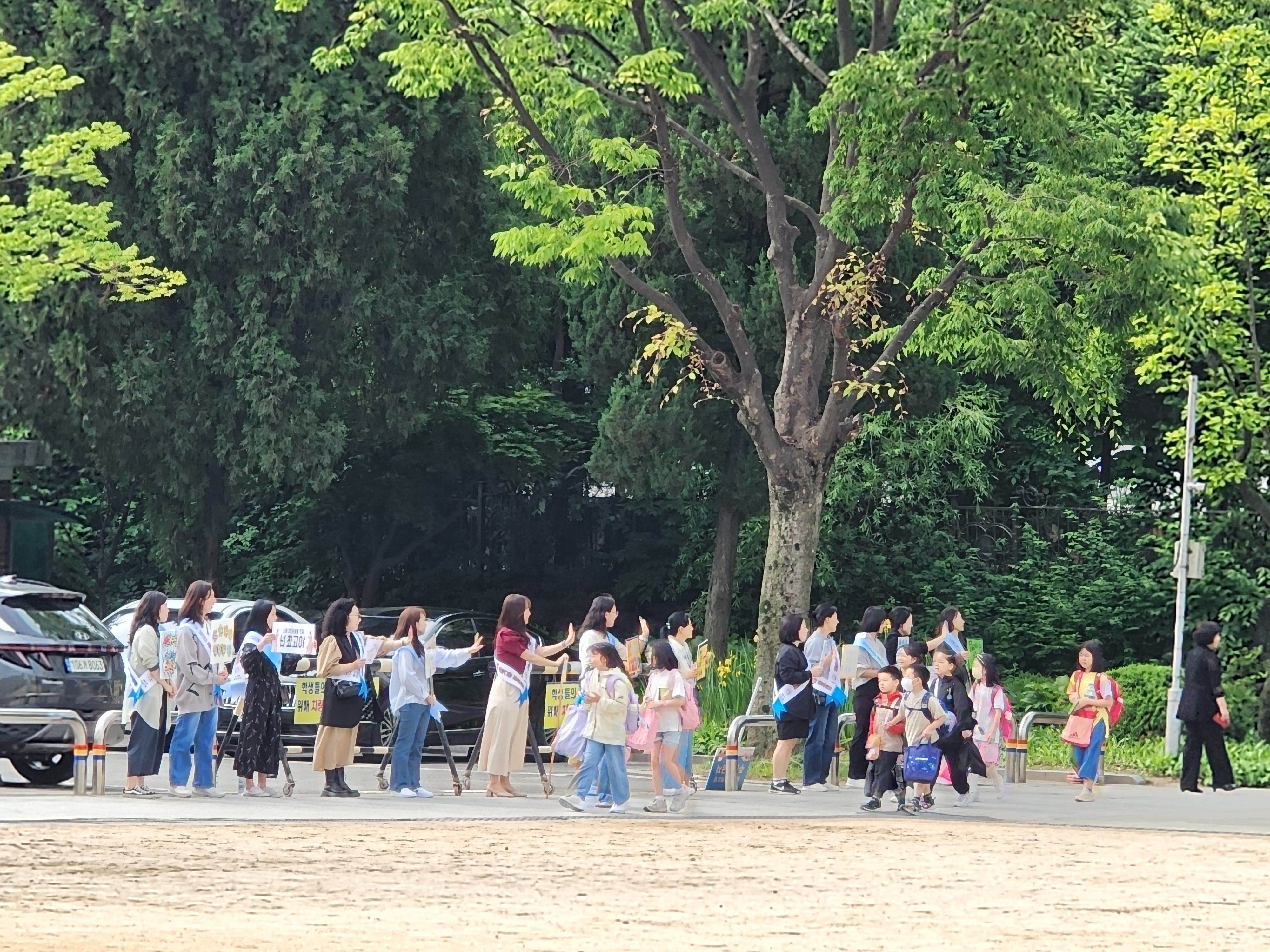 매탄초, 학부모회 안전 UP! 행복 UP!   즐거운 학교 만들기 캠페인 실시2 이미지