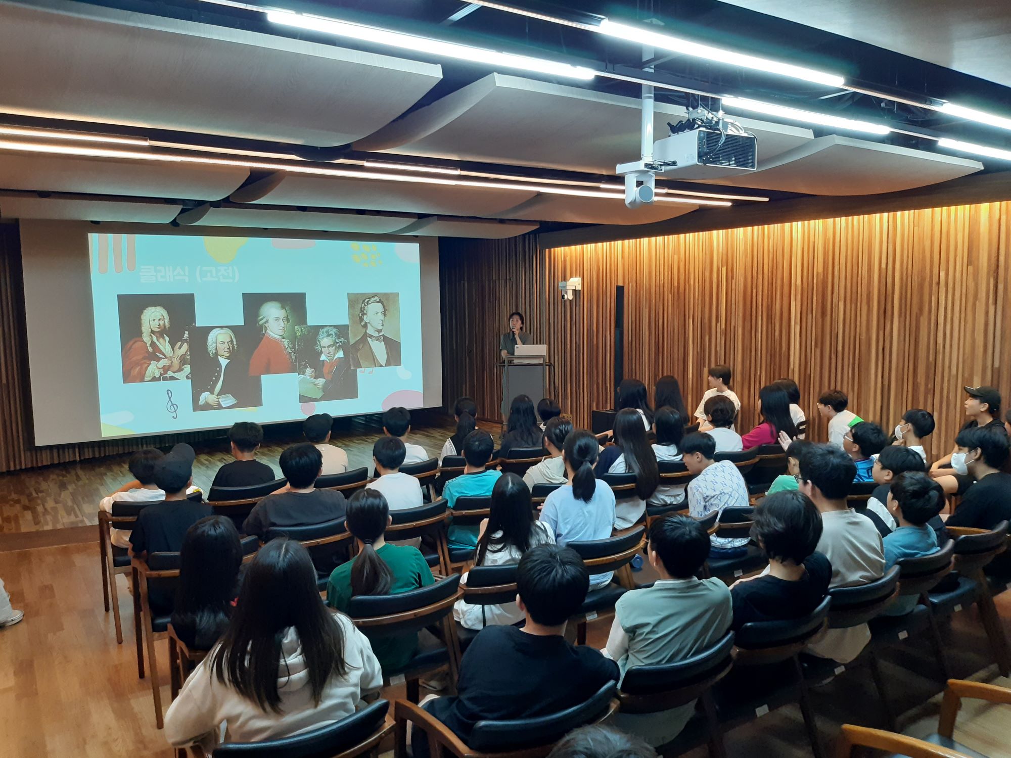 파주 한가람초, 6학년 도서관에서 클래식 감상, 감성 가득한 가람도서관 현장체험학습2 이미지