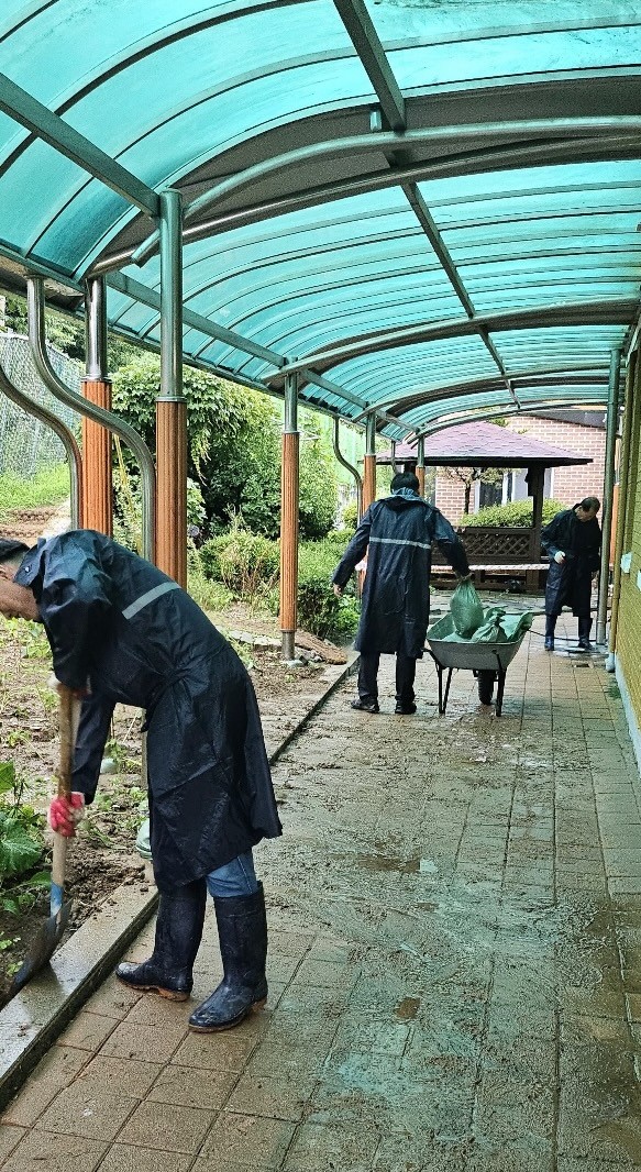 파주교육지원청 신속현장지원팀“F․R․I․E․ND”, 빛의 속도로 호우피해 학교에 출동2 이미지