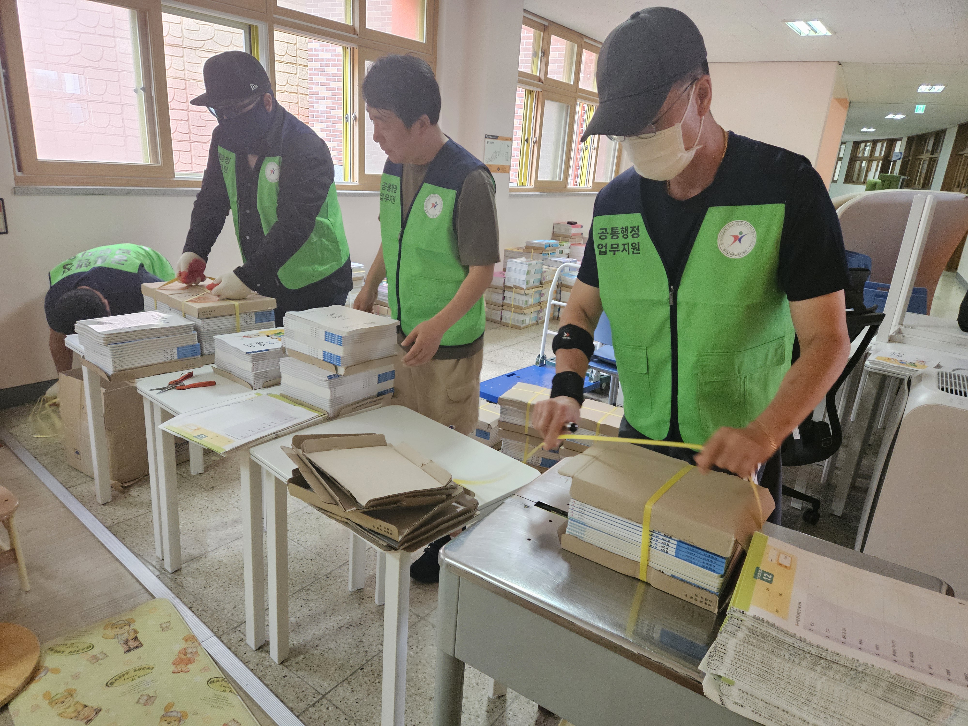 수원교육지원청, 신학기 학교 업무 경감을 위한 학생 교과서 배부 작업 본격 착수1 이미지