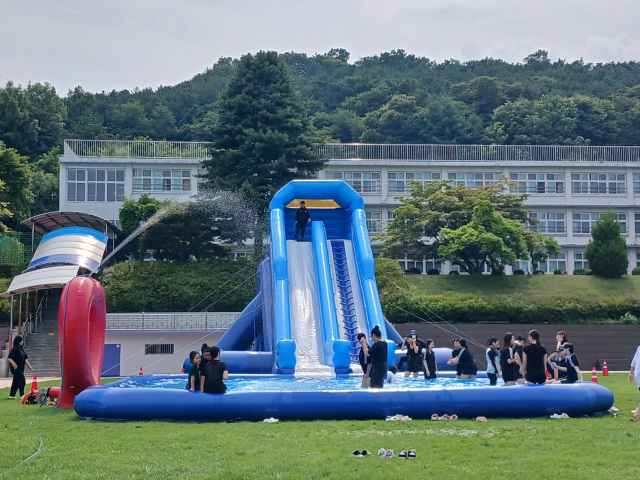 교내에 물놀이 에어바운스, 칭찬 매점까지…새 바람 부는 파주여고의 변화3 이미지