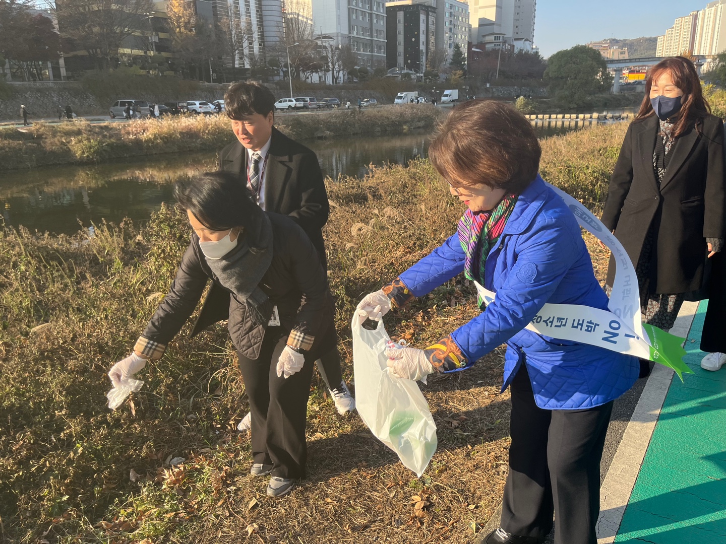 의정부교육지원청, 학교폭력 예방과 환경보호를 위한 건강·체육의 날 ‘플로깅’ 진행1 이미지