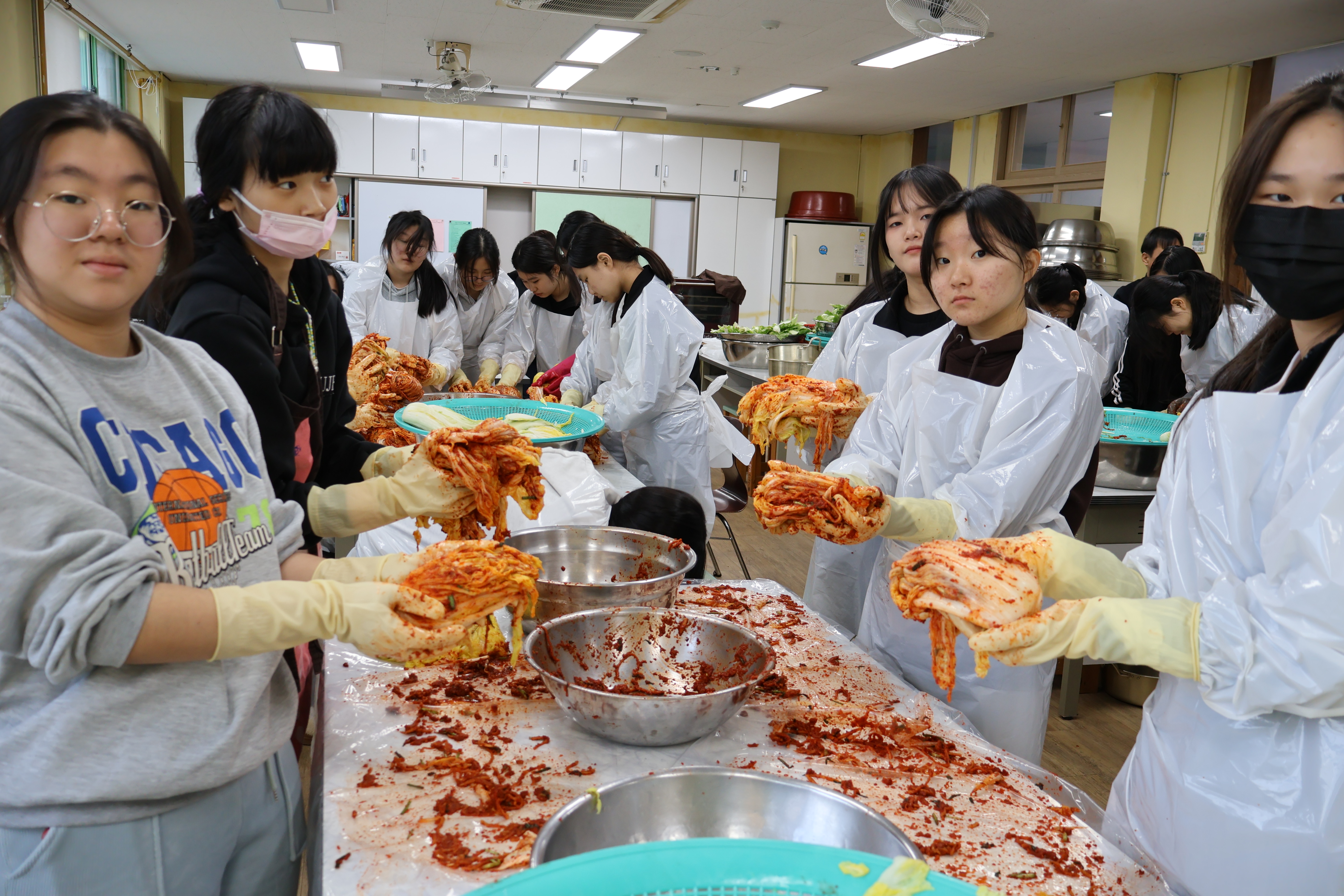 의정부여자중학교, 김장김치로 지역사회에 온정 나눔 실천3 이미지