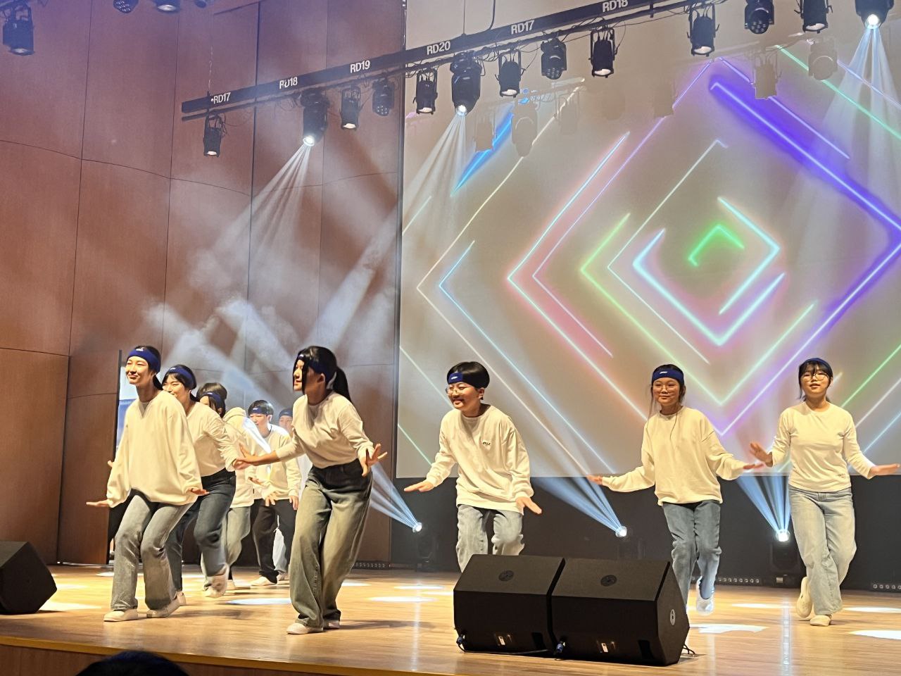 친구와 함께하는 활기찬 신체활동 기지개 체조와 함께 따뜻한 학기 말 보내요3 이미지