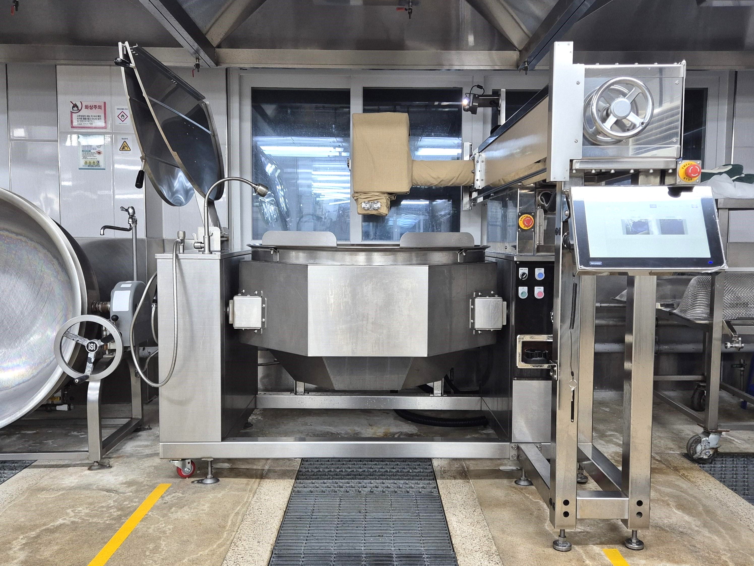 “조리 로봇이 끓인 동지팥죽, 맛있어요!” 경기도교육청, 학교급식 다기능 조리 로봇 도입3 이미지