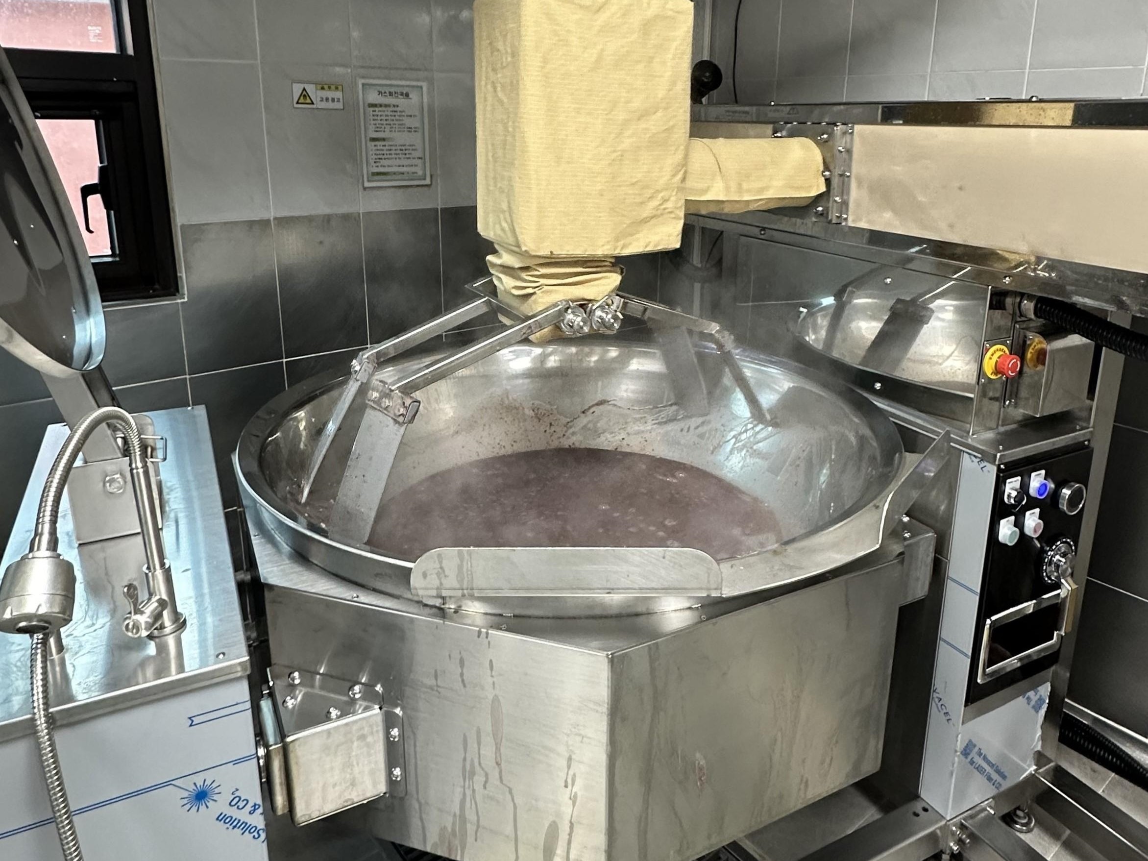 “조리 로봇이 끓인 동지팥죽, 맛있어요!” 경기도교육청, 학교급식 다기능 조리 로봇 도입1 이미지