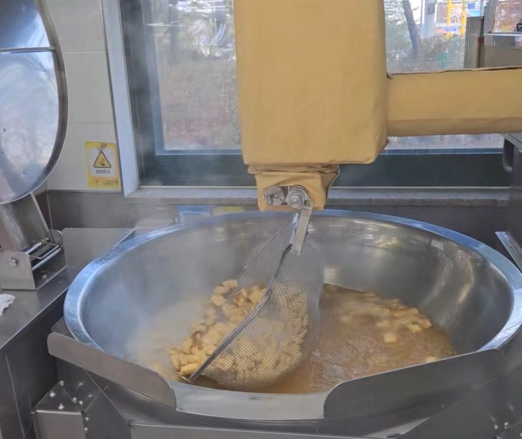 “조리 로봇이 끓인 동지팥죽, 맛있어요!” 경기도교육청, 학교급식 다기능 조리 로봇 도입2 이미지