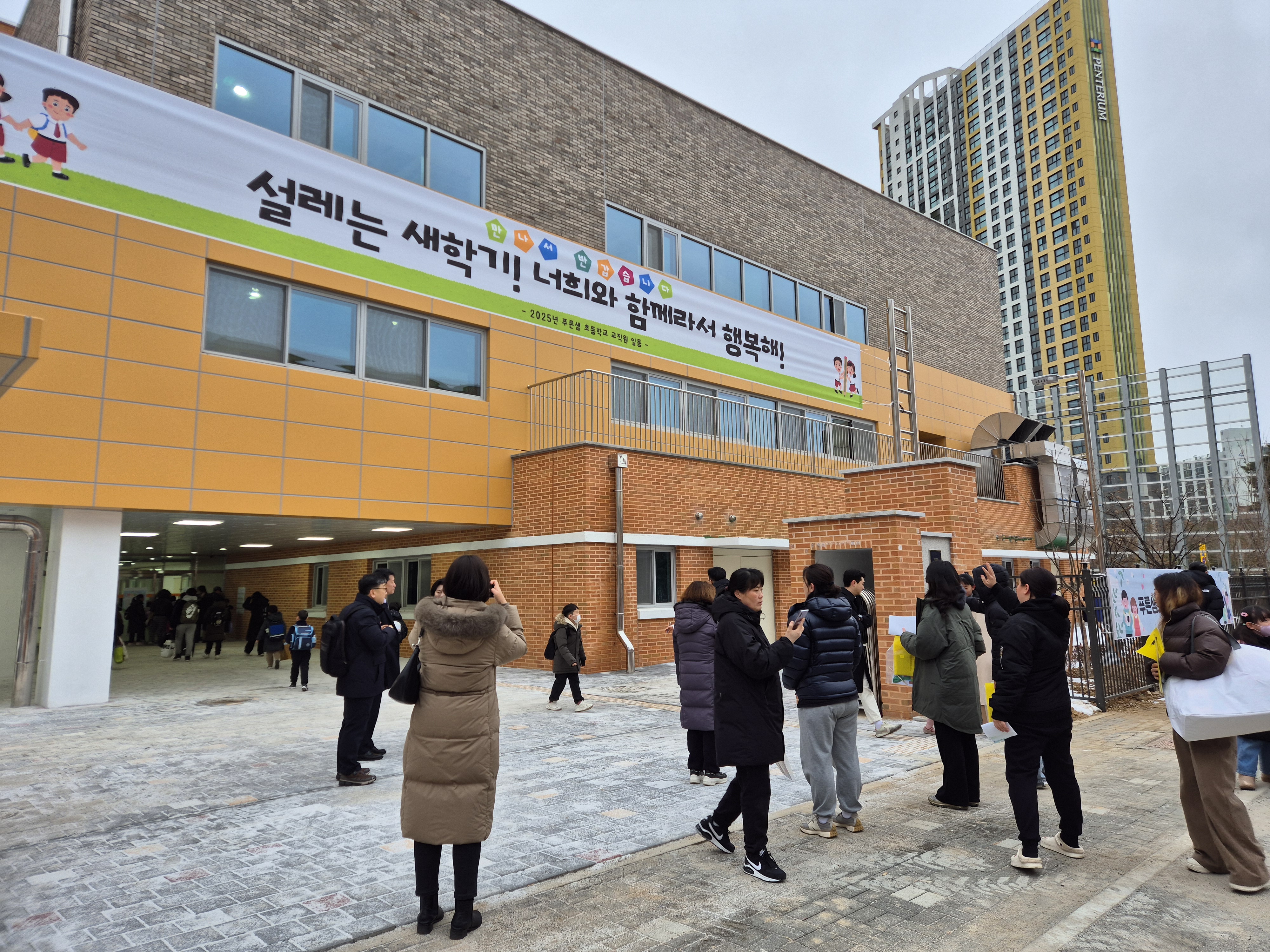 동두천양주교육지원청, 신설학교 학생들의  첫 등굣길 환영 행사 개최1 이미지