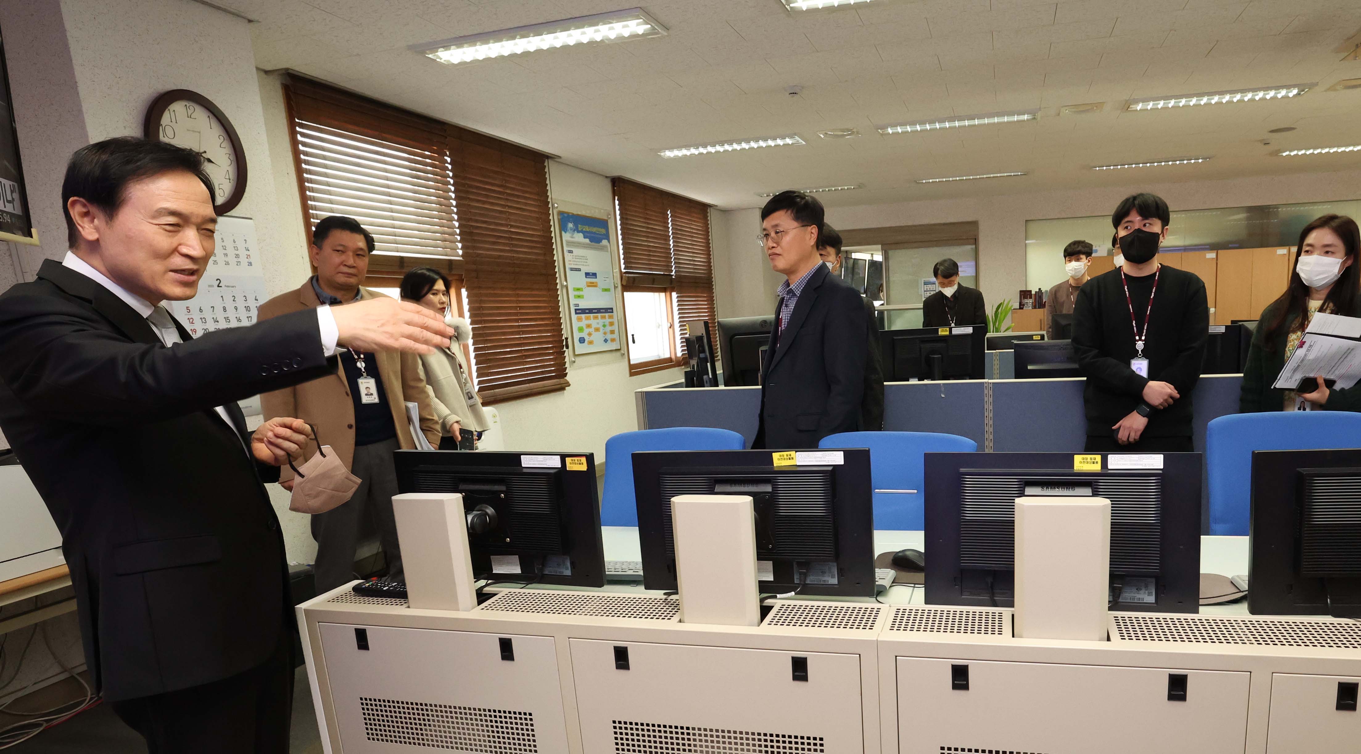 임태희 경기도교육감 경기도교육정보기록원 사이버안전센터 방문1 이미지