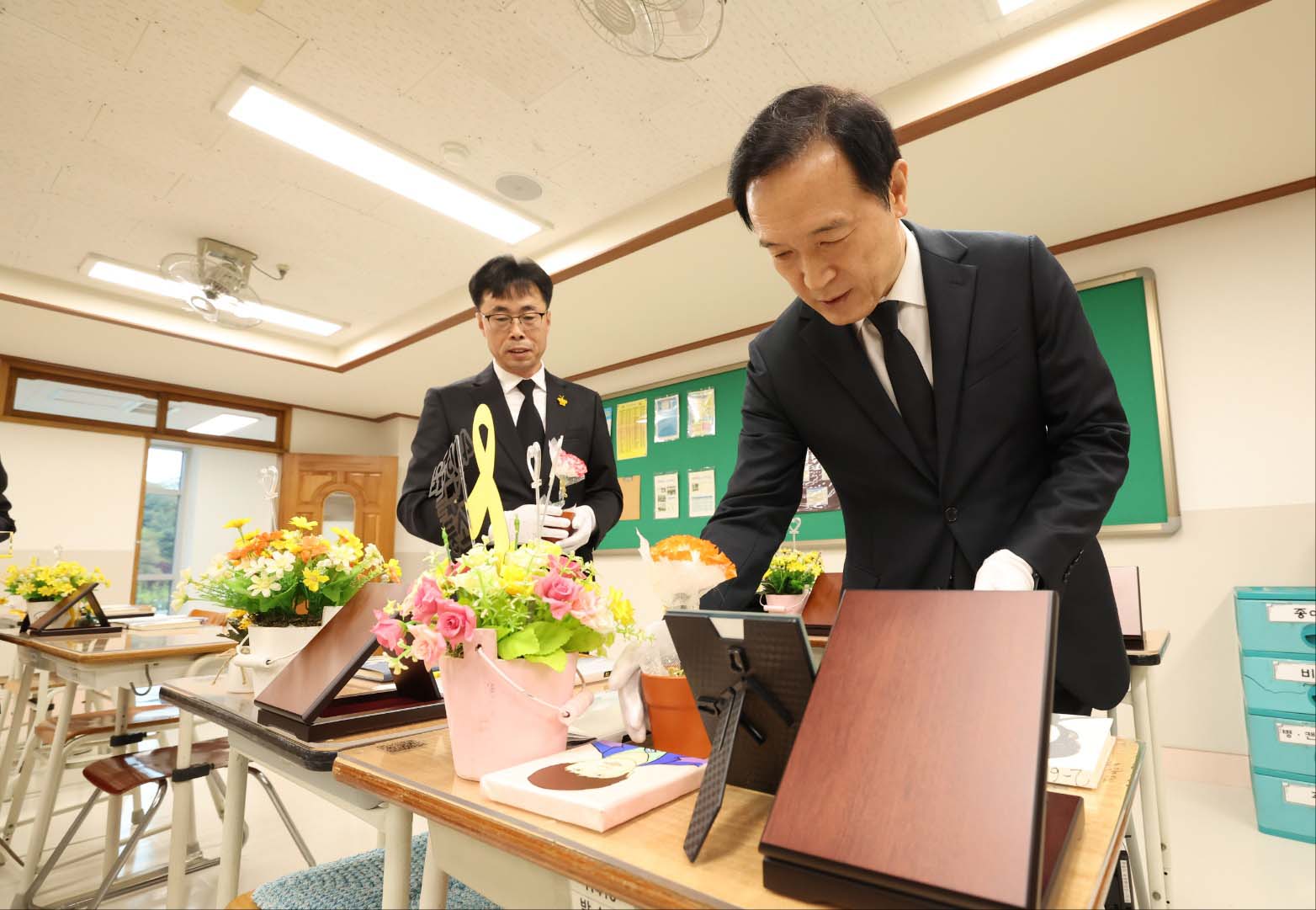 임태희 경기도교육감 단원고 4.16기억교실 찾아 헌화1 이미지