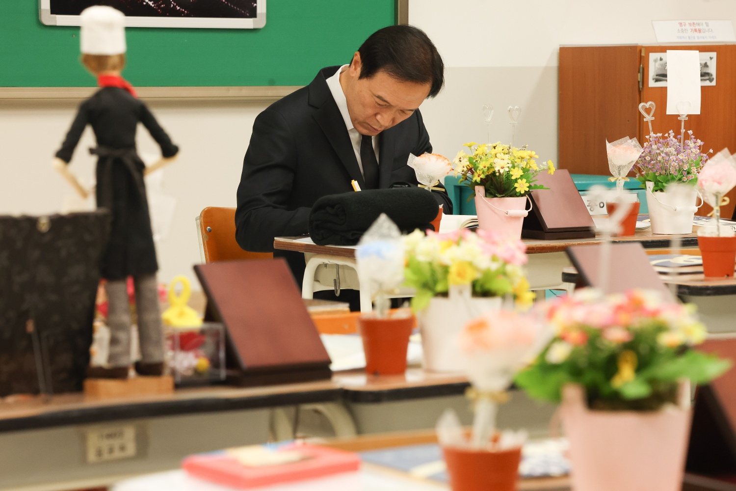 임태희 경기도교육감 단원고 4.16기억교실 찾아 헌화3 이미지