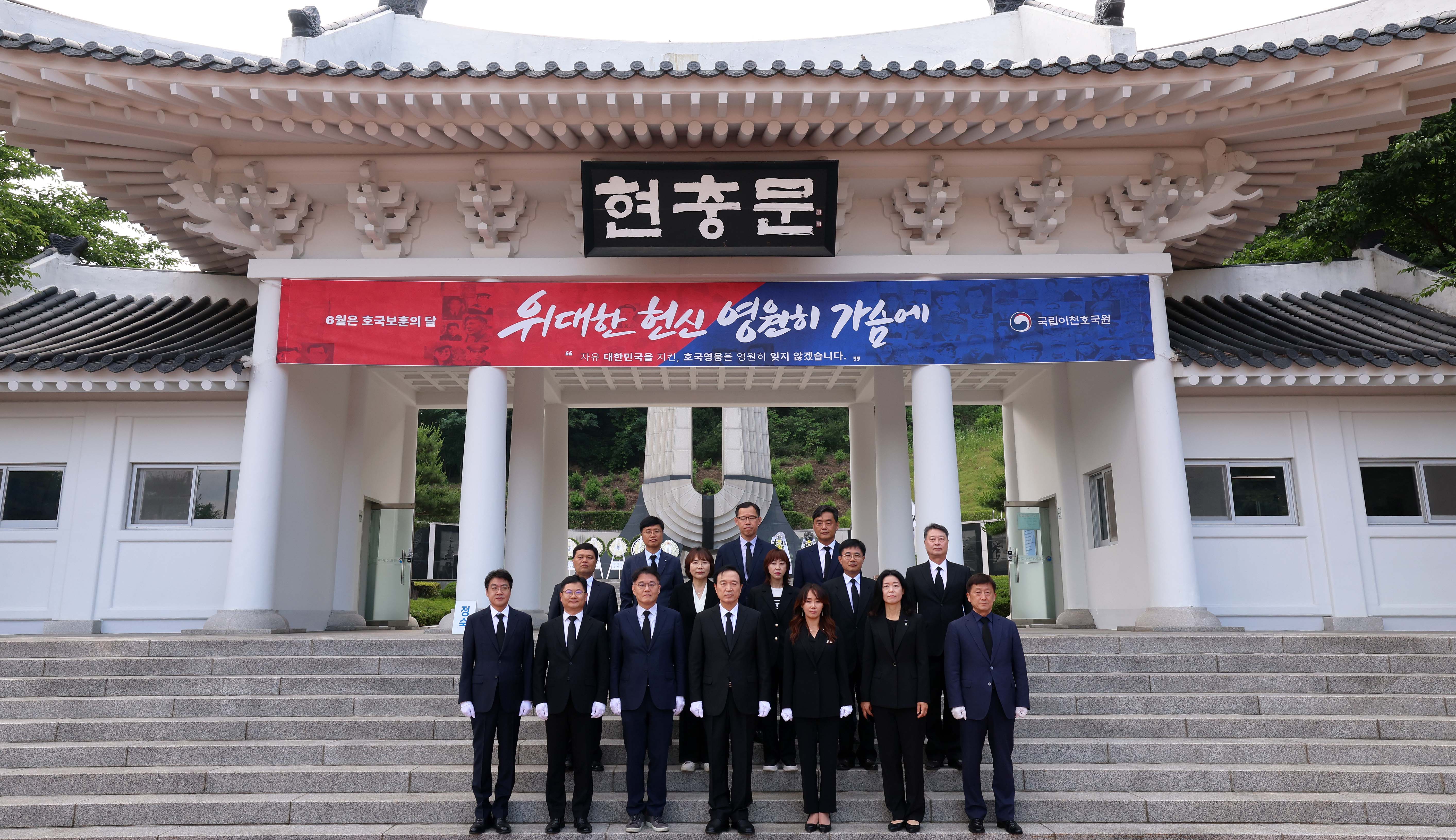 제68회 현충일 맞아 이천호국원 현충탑 및 학도병 묘역 참배3 이미지