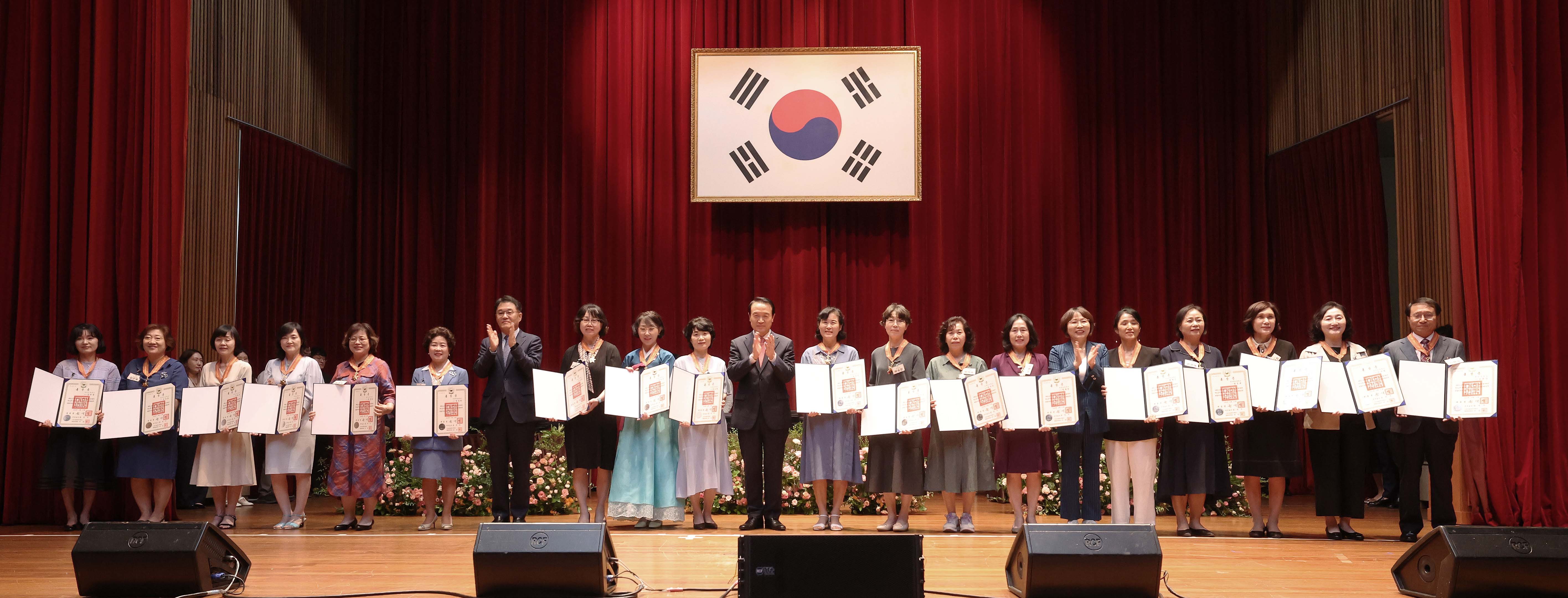 8월말 퇴직교원 훈·포장 및 표창장 전수식2 이미지